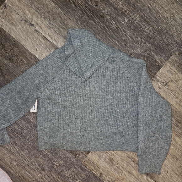 Womens Old Navy Swaeter - Picture 3 of 3